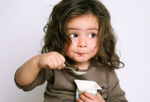 Jak nauczyć dziecko jeść łyżką i widelcem?