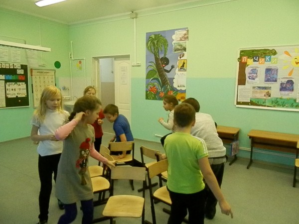 Granie w gry dla dzieci na zewnątrz i na zewnątrz