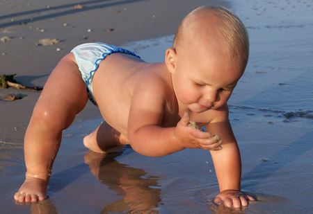 Dziecko chodzi po plaży