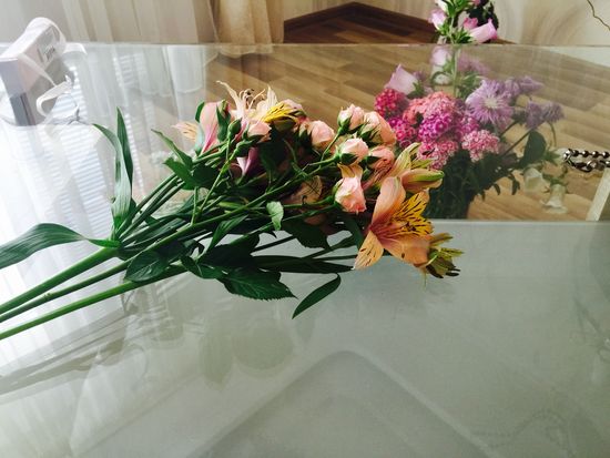 Połącz alstroemeria i małą różę na bukiet