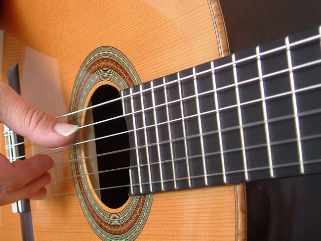 Jak ustawić gitarę dla początkujących