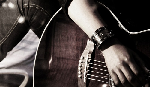 Jak nauczyć się grać piosenki na gitarze?