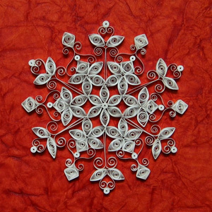 Noworoczne rzemiosło wykonane z papieru. Quilling