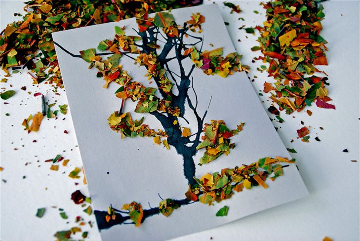 Jesienne rękodzieło wykonane z naturalnego materiału: zdjęcie