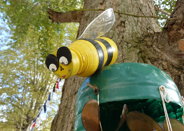 Nowe rękodzieło z plastikowych butelek własnymi rękami do ogrodu i sadu