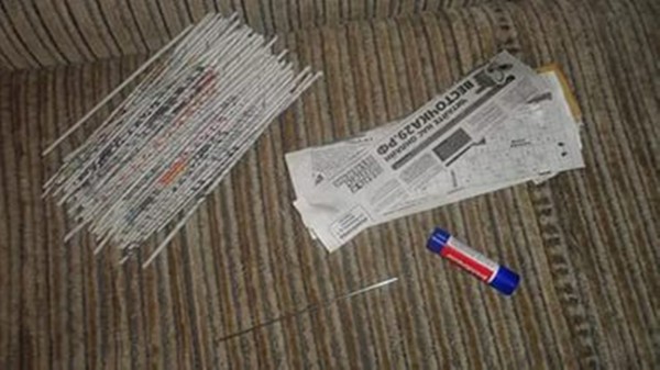Kosze z tubek koktajlowych i gazet