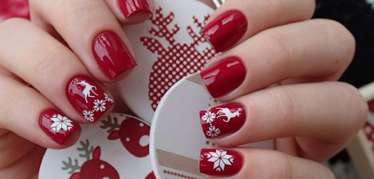 Aerografia: pomysł na świąteczny manicure