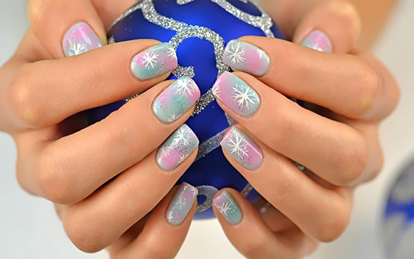 Aerografia: pomysł na świąteczny manicure