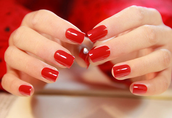 Czarny, czerwony, złoty: jaki kolor manicure mówi o tobie