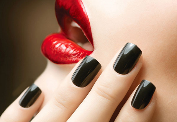 Czarny, czerwony, złoty: jaki kolor manicure mówi o tobie