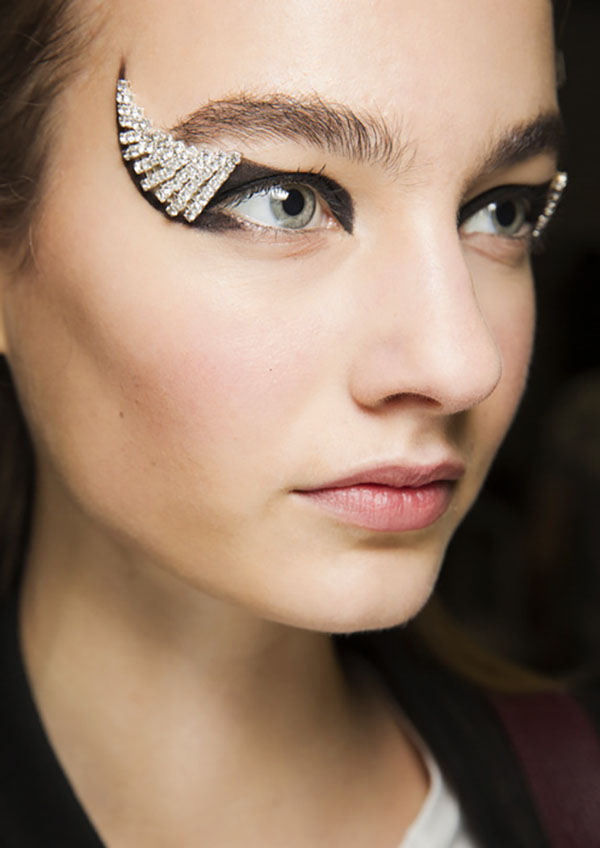 Mascara i kolekcja produktów do perfekcyjnego makijażu. Trendy makijażu jesień-zima 2016