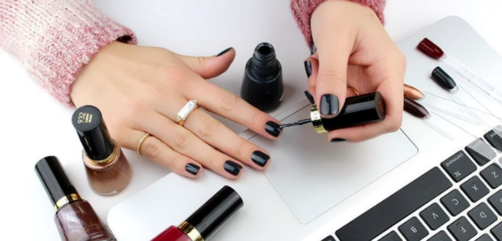 Kreatywny manicure z rękami: Top-4 stylowe projekty od Instagram