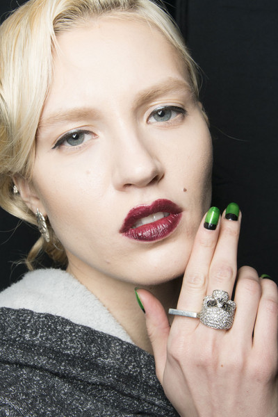 Manicure za pomocą lakieru kameleona. Nowy trend 2015 roku