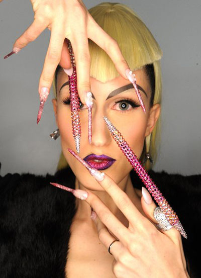 Stylowy manicure w tym sezonie szokuje publiczność