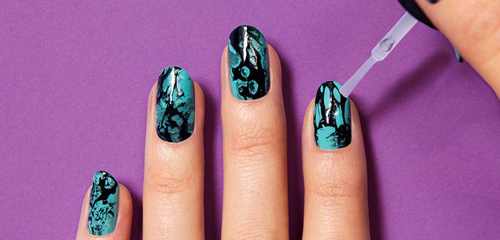 Marmurowy manicure z żelowym lakierem