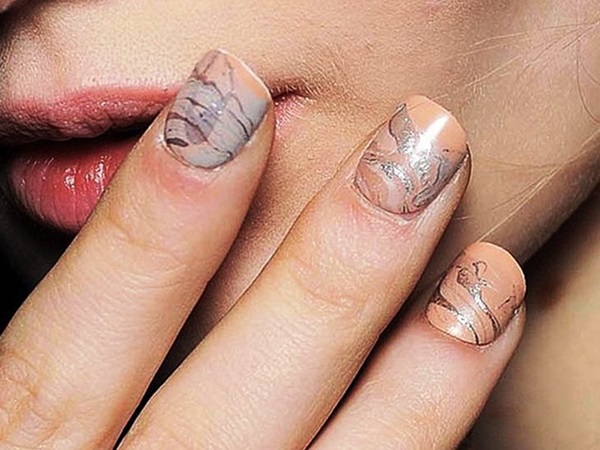 Marmurowy manicure z żelowym lakierem