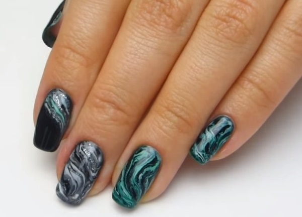 Marmurowy manicure z żelowym lakierem