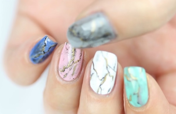 Marmurowy manicure z żelowym lakierem