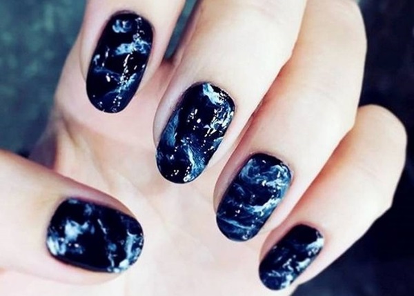 Marmurowy manicure z żelowym lakierem