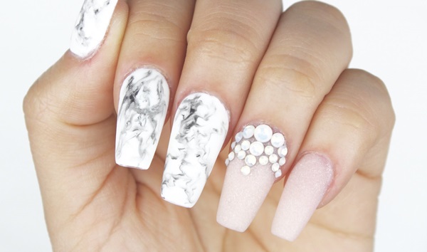 Marmurowy manicure z żelowym lakierem