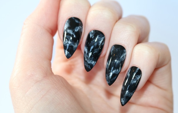 Marmurowy manicure z żelowym lakierem