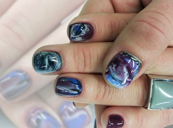 Marmurowy manicure z żelowym lakierem