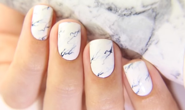 Marmurowy manicure z żelowym lakierem