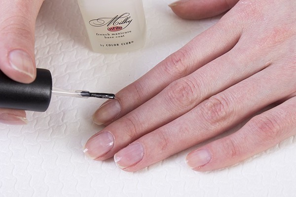 Marmurowy manicure z żelowym lakierem