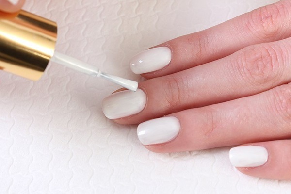 Marmurowy manicure z żelowym lakierem