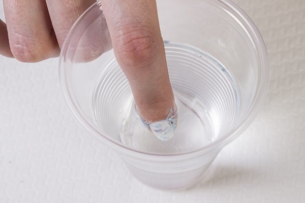 Marmurowy manicure z żelowym lakierem