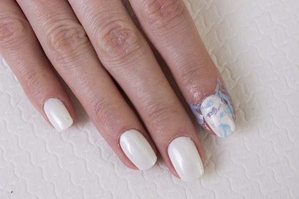 Marmurowy manicure z żelowym lakierem