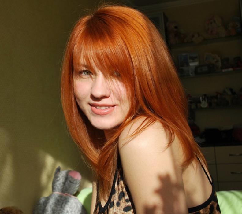 dziewczyna się uśmiecha
