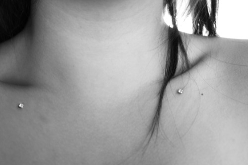 Mikrodermal piercing: jak powstają mikrodermabry (zdjęcia)