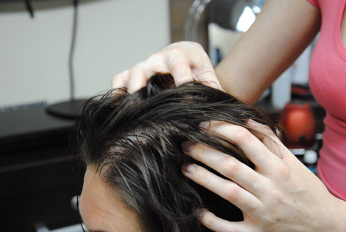 Peeling do skóry głowy: korzyści, zastosowanie, skuteczność