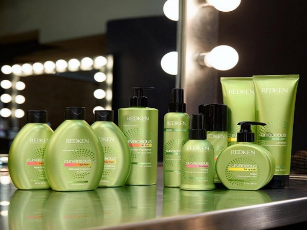 Falista rewolucja: nowe przedmioty dla kędzierzawych loków Redken Curvaceous