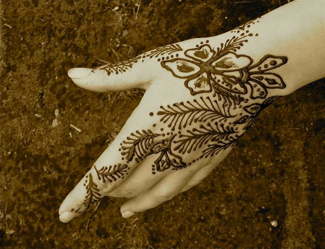 Tatuowanie henny w domu