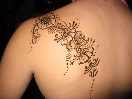 Tatuaż henna w salonie