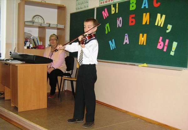 Dzień Matki w szkole - scenariusz dla uczniów szkół średnich, imprezy, godziny zajęć, poświęcone świętowaniu