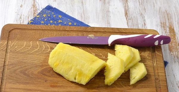 Jak prawidłowo i pięknie kroić ananasa