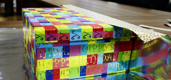 Jak zapakować prezent w papier prezentowy