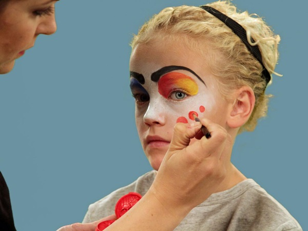 Przerażający makijaż na Halloween własnymi rękami dla dziewczynek i dziewcząt