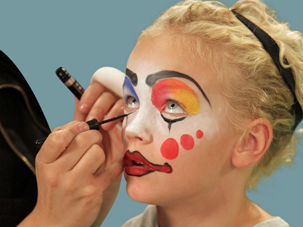 Przerażający makijaż na Halloween własnymi rękami dla dziewczynek i dziewcząt