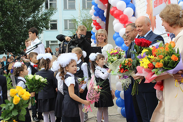 Pożegnanie pierwszoklasistów 1 września od absolwentów i rodziców