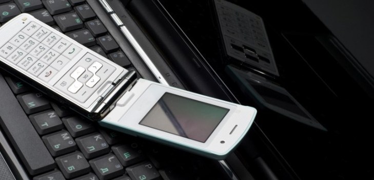 telefon na laptopie