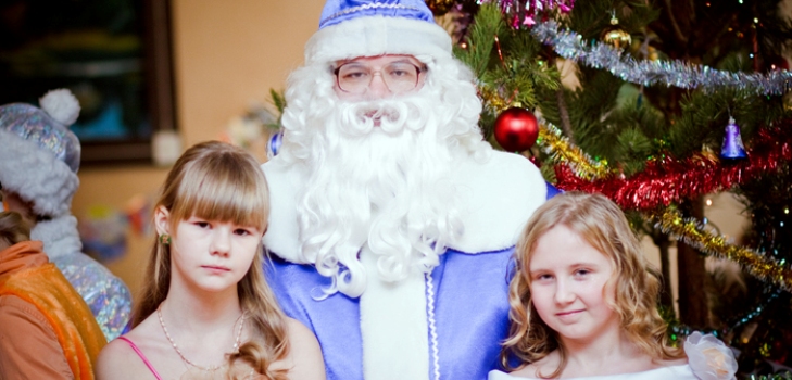 Święty Mikołaj i dziewczyny
