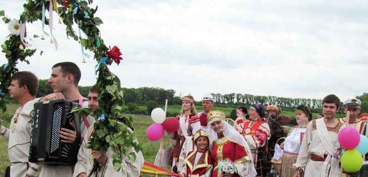 Tradycje ceny panny młodej: nowoczesny scenariusz i plakaty