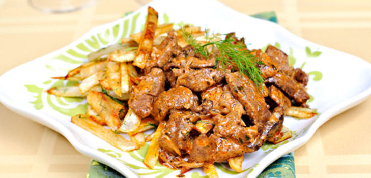 wołowina stroganoff na talerzu