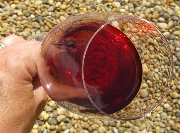 Wino, wiśnia, prosty przepis z wódką, bez drożdży. Jak zrobić wino wiśniowe w domu z rękawiczką