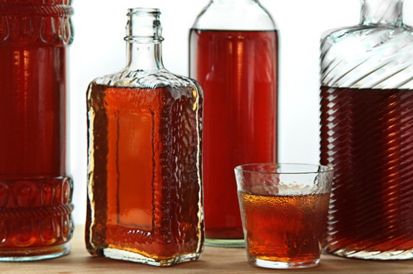 Wino, wiśnia, prosty przepis z wódką, bez drożdży. Jak zrobić wino wiśniowe w domu z rękawiczką