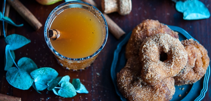Grzane wino i pączki z jabłek